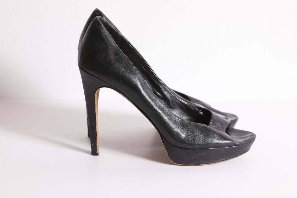 VINCE CAMUTO Black Leather Peep Toe Pumps